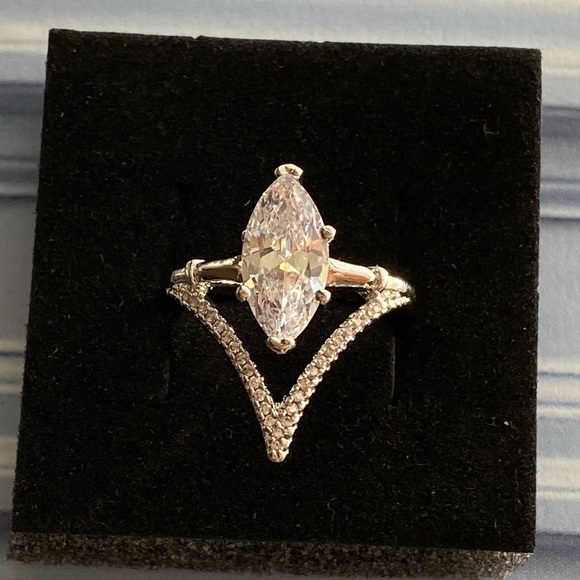 Silver ring with stone 💍✨ - Picture 2 of 7